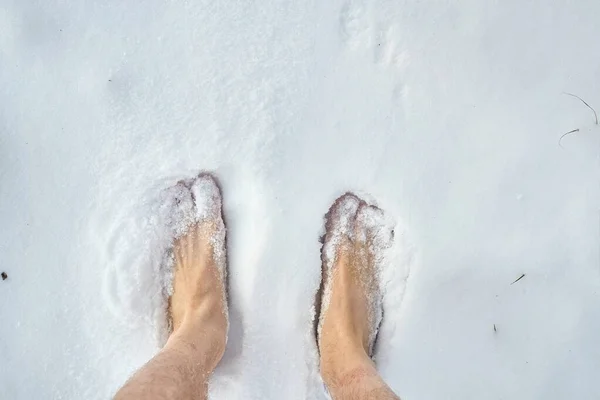 赤脚在雪中 — 图库照片