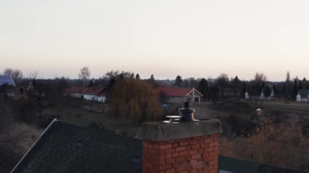 Rökning skorsten på ett tak — Stockvideo