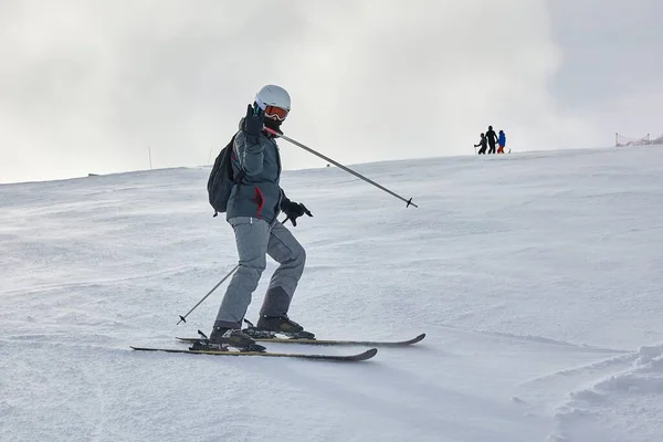 Skiing in the winter snowy slopes — Stock Photo, Image