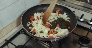 Sosisle yemek yapmak.