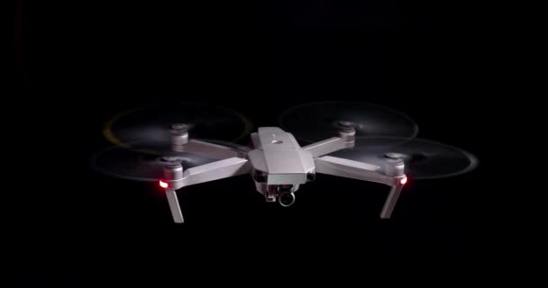 Drone draaiende propellers op zwarte achtergrond — Stockvideo