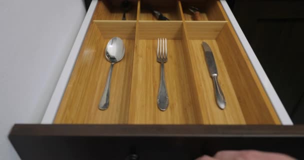 Минималистские кухонные инструменты, спрятанные в ящике стола, хватают большую ложку для вилки — стоковое видео