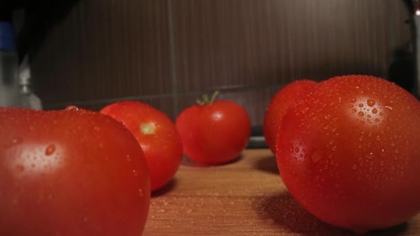 Mutfakta domatesler makro kaydırma görüntülerinde. — Stok video