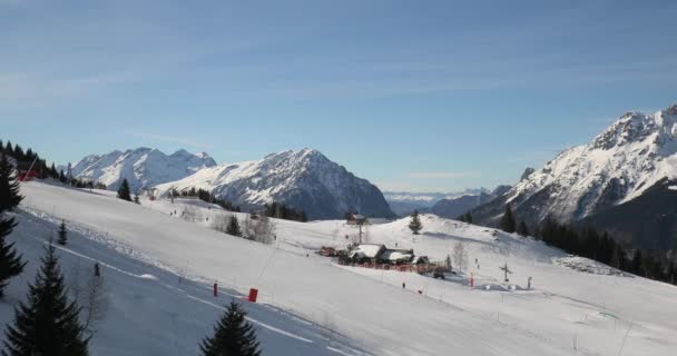 눈덮인 높은 산과 스키 슬로프의 겨울 풍경 — 비디오