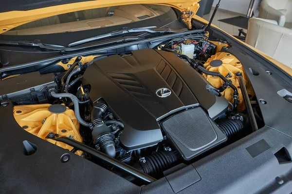 Car Engine Bay, powerful V8 sport coupe — Stock Photo, Image