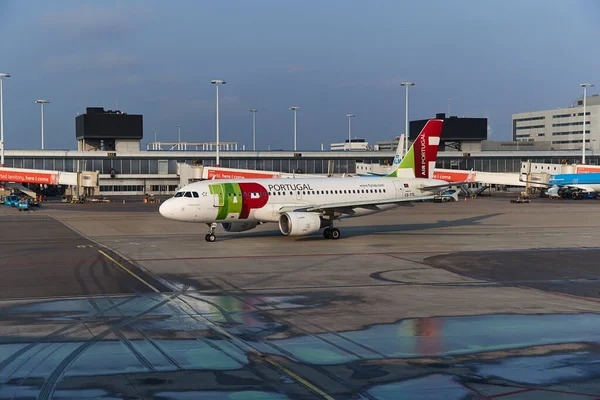 TAP Plane taxiing at airport — Stock Photo, Image