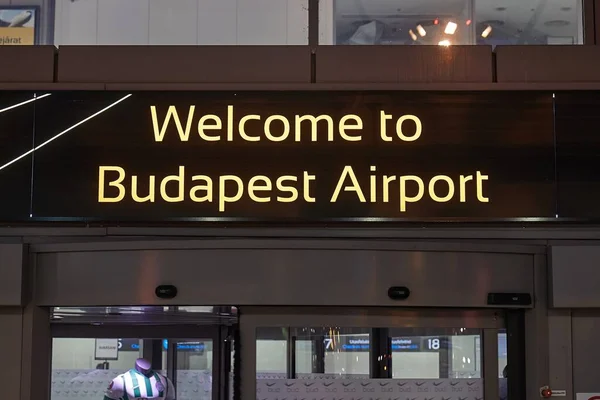 Budapeste Aeroporto sinal de boas-vindas acima da entrada — Fotografia de Stock