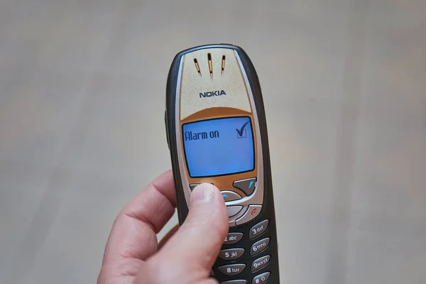 Ajuste de alarma en el teléfono celular antiguo, Nokia 6310i —  Fotos de Stock