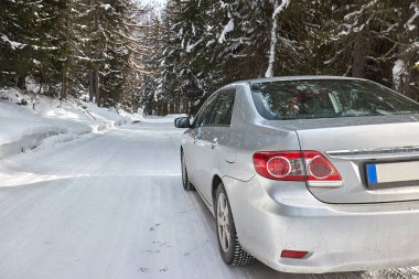 Kış, dağlarda kar üzerinde ilerliyor.