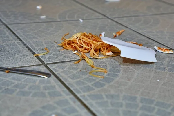 Upadły talerz makaronu w podłodze w kuchni — Zdjęcie stockowe