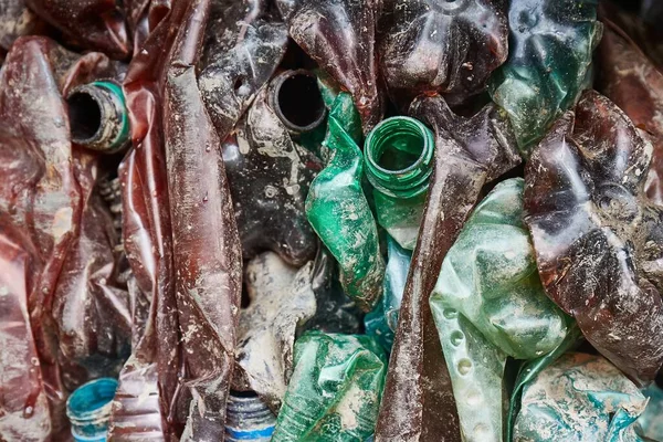 Garrafas de plástico em fardos para reciclagem de resíduos — Fotografia de Stock
