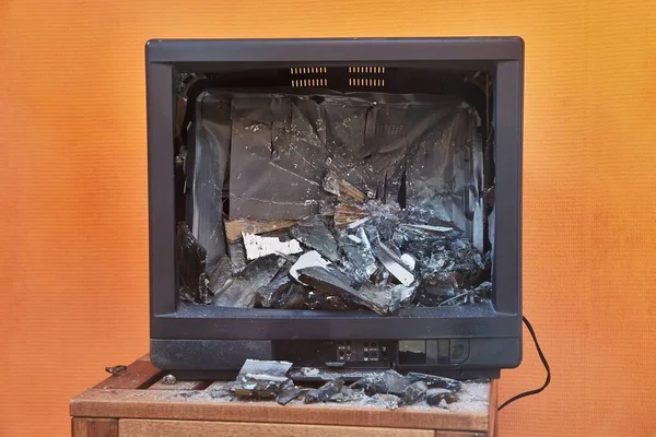 Oude TV aan stukken geslagen — Stockfoto