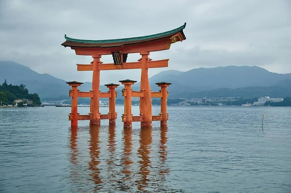 Tori gate at sea on Miyajima, Hiroshima — Stock Photo, Image