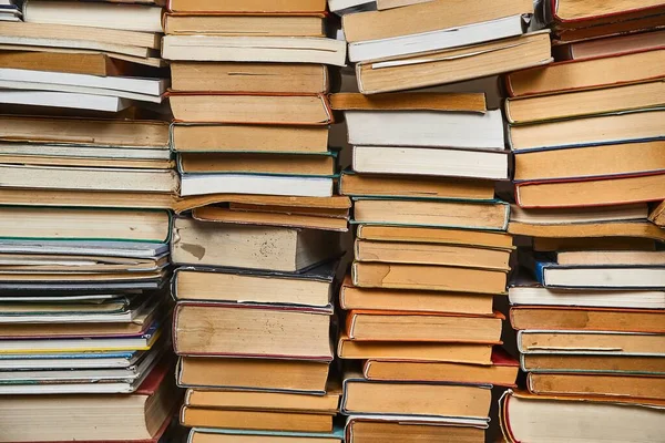 Kitap duvarı birikti.