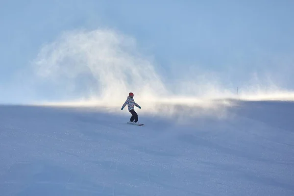 Snowboarder feminino rápido em uma encosta — Fotografia de Stock