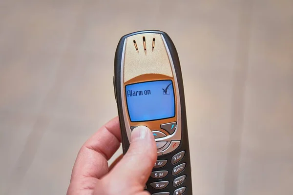 Ajuste de alarma en el teléfono celular antiguo, Nokia 6310i —  Fotos de Stock