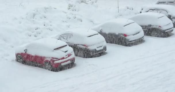 Снег на парковке автомобилей в зимний период — стоковое видео