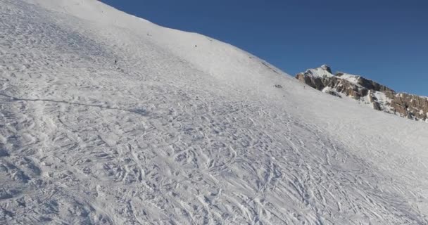 在雪地的阿尔卑斯山中滑行斜坡 — 图库视频影像