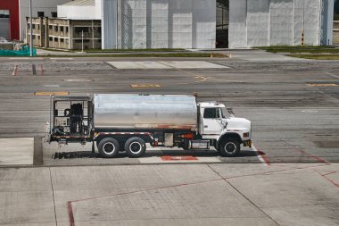 Yakıt tankı kamyonları havaalanında