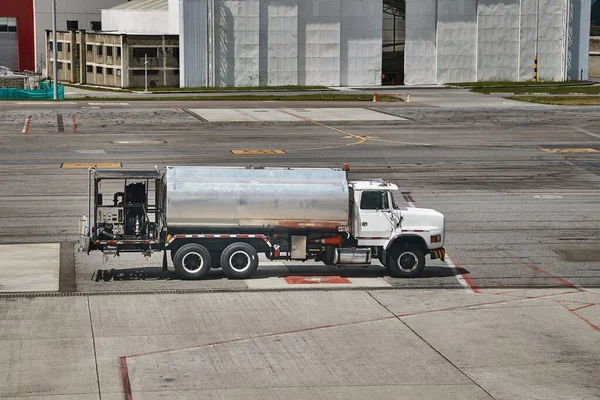 Yakıt tankı kamyonları havaalanında — Stok fotoğraf