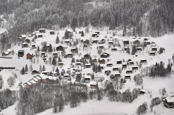 Górskiej miejscowości pokryte śniegiem — Zdjęcie stockowe
