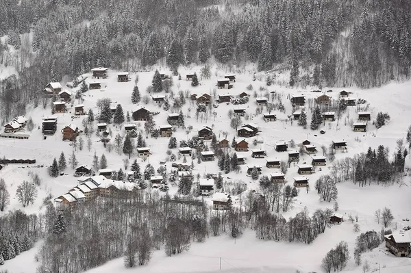 Pueblo de montaña cubierto de nieve —  Fotos de Stock