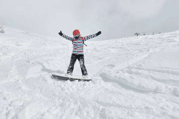 Snowboarder hembra en la pendiente, mucha nieve fresca —  Fotos de Stock
