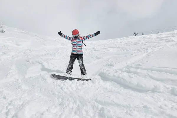 Snowboarder femminile sul pendio, molta neve fresca — Foto Stock