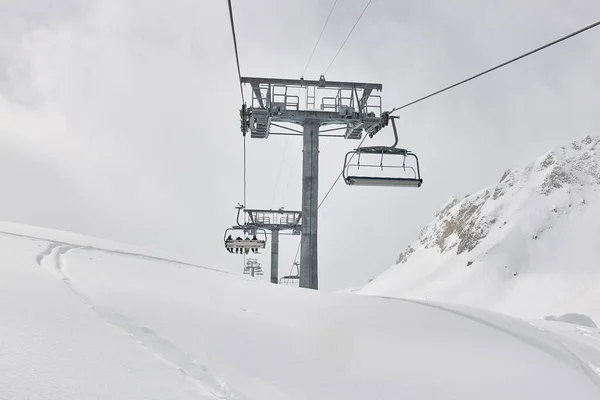 Skilift op een skigebied — Stockfoto