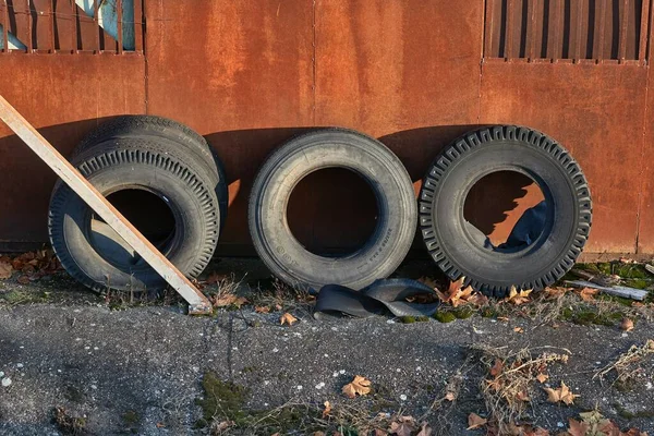 Alte Lkw-Reifen auf Schrottplatz gelagert lizenzfreie Stockfotos