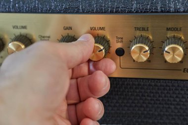 Gitar yükselticisi yakın plan, kablo bağlı