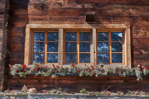 Fenêtre rurale en bois — Photo