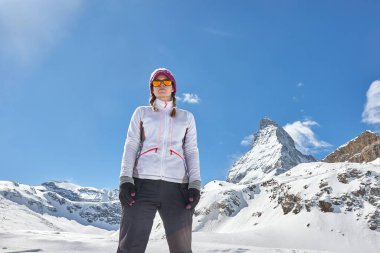 Bulutlar hareket ederken Matterhorn kış manzarası