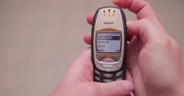 Vieux téléphone portable éteint — Video
