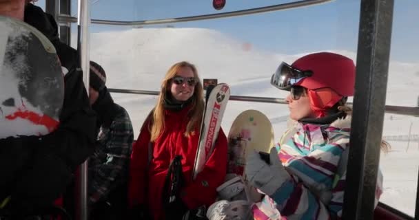 Skilift cabine klimmende groep vrienden — Stockvideo