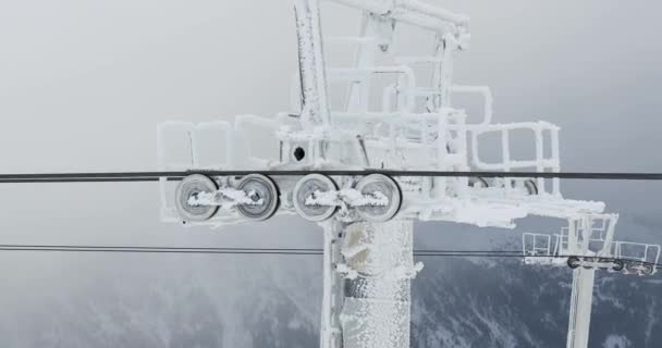 Cabina di risalita dopo la tempesta invernale, ingranaggi ghiacciati — Video Stock