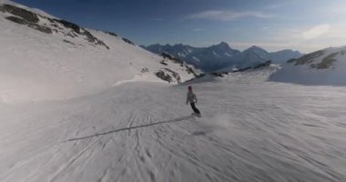 Snowboardcu görüntüyü takip ediyor