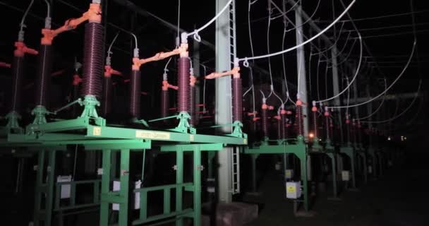 Subestación de tranformador eléctrico inspeccionada por la noche — Vídeo de stock