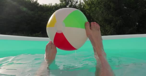 Bola en el agua, supervivencia de verano — Vídeos de Stock