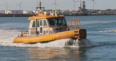 Liman İdaresi gemisi rıhtıma dönüyor.