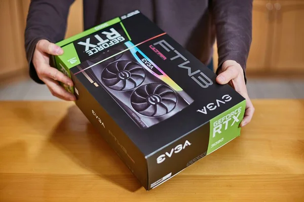 Купуючи EVGA Geforce RTX 3090 Nvidia GPU в магазині — стокове фото