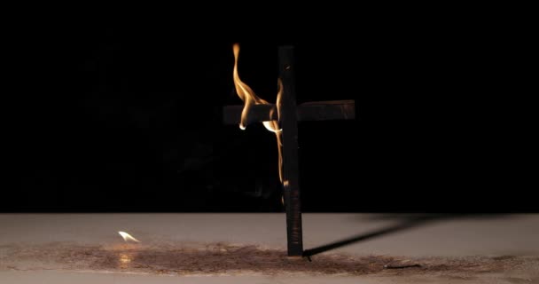 Brennendes Kreuz in der Nacht — Stockvideo