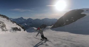 Snowboardcu görüntüyü takip ediyor