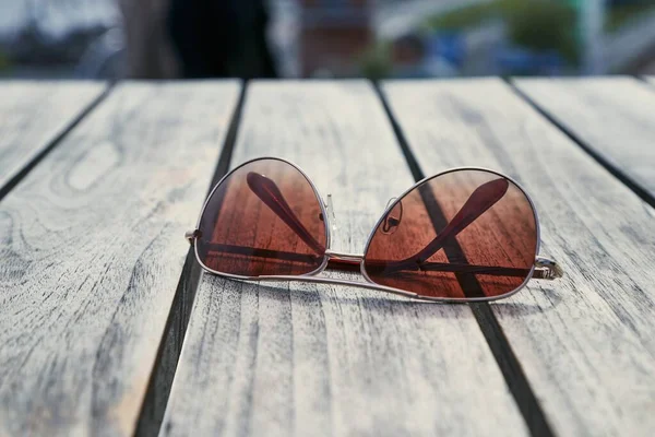 Solglasögon på ett bord — Stockfoto