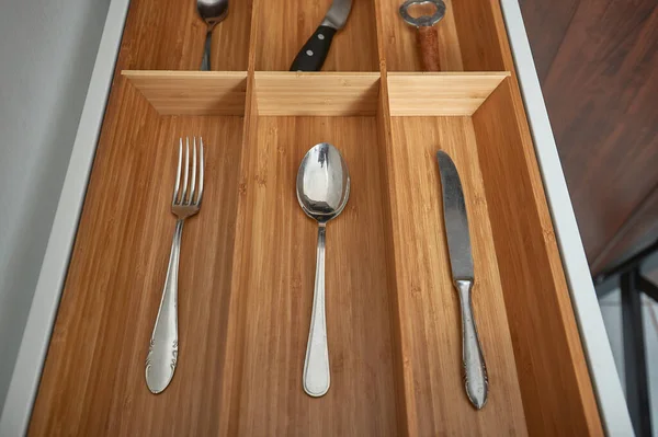 Ferramentas de cozinha minimalistas guardadas em uma gaveta — Fotografia de Stock