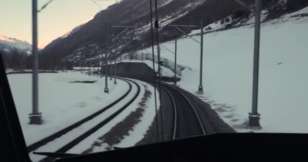 Zermatt Shuttle-Zug in den Schweizer Alpen, Fahrersicht — Stockvideo