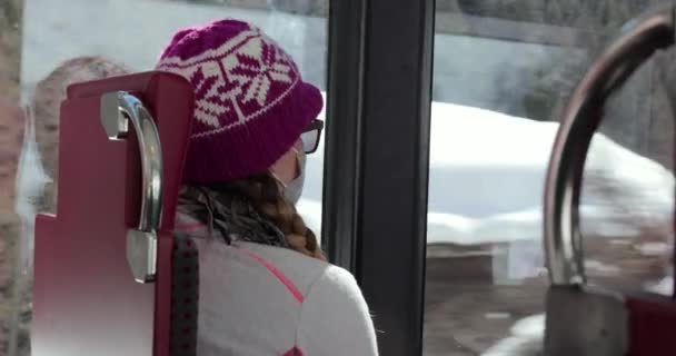 Žena ve vlaku ve švýcarských Alpách v masce — Stock video