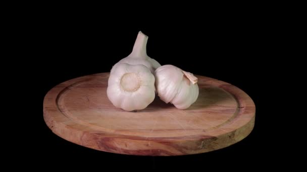 Garlic spinning on a tray — Stock Video