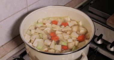 Taze malzemeli sebze çorbası.