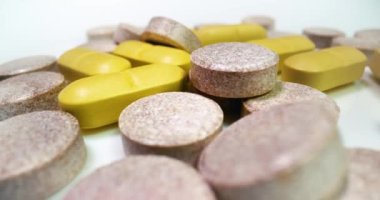 Parlayan tepside dönen uyuşturucu hapları.